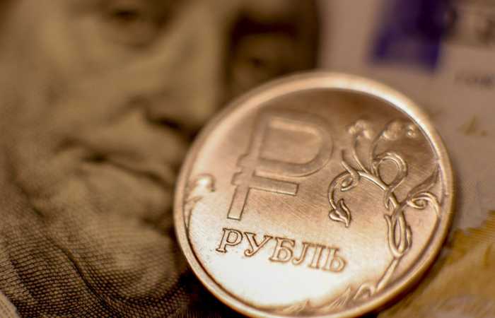 Рубль демонстрирует боковую динамику на старте торгов к доллару и юаню