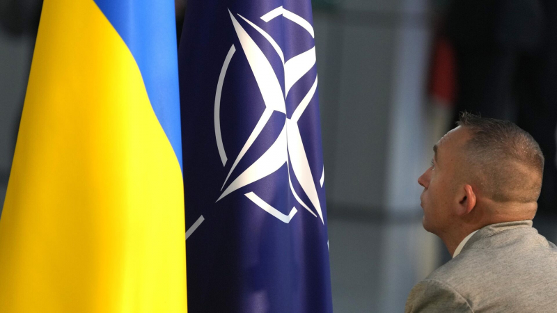 НАТО требует от западного ВПК инвестиций в Украину, заявили в СВР