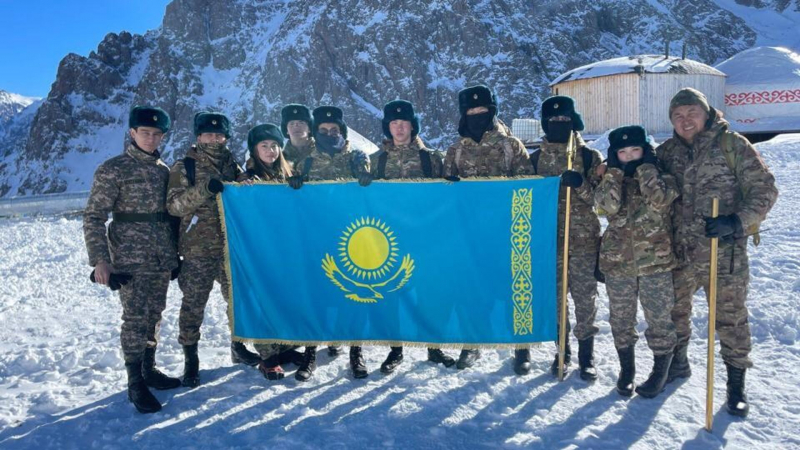 Алматинские школьники водрузили флаг Казахстана на пике Куляш Байсеитовой