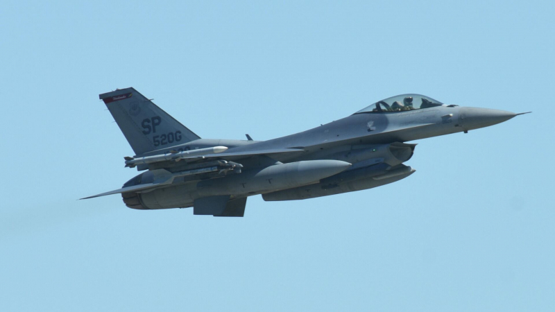 Украине не хватило пилотов для обучения на F-16, заявили в Белом доме