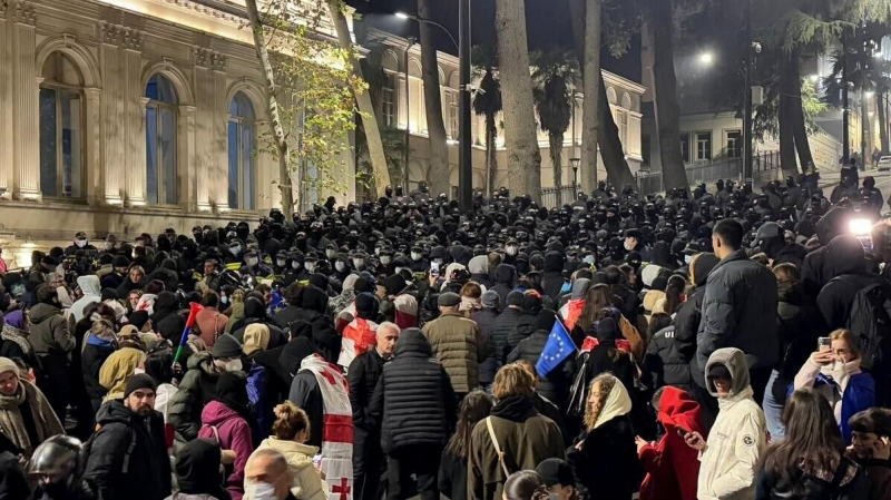 Протестующие в Тбилиси снова перекрыли дорогу