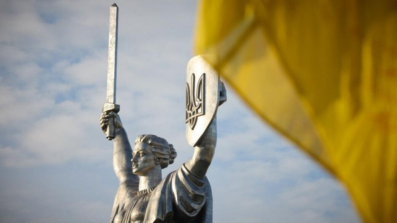 Украинцы уже не верят, что защищают справедливость, заявил экс-премьер